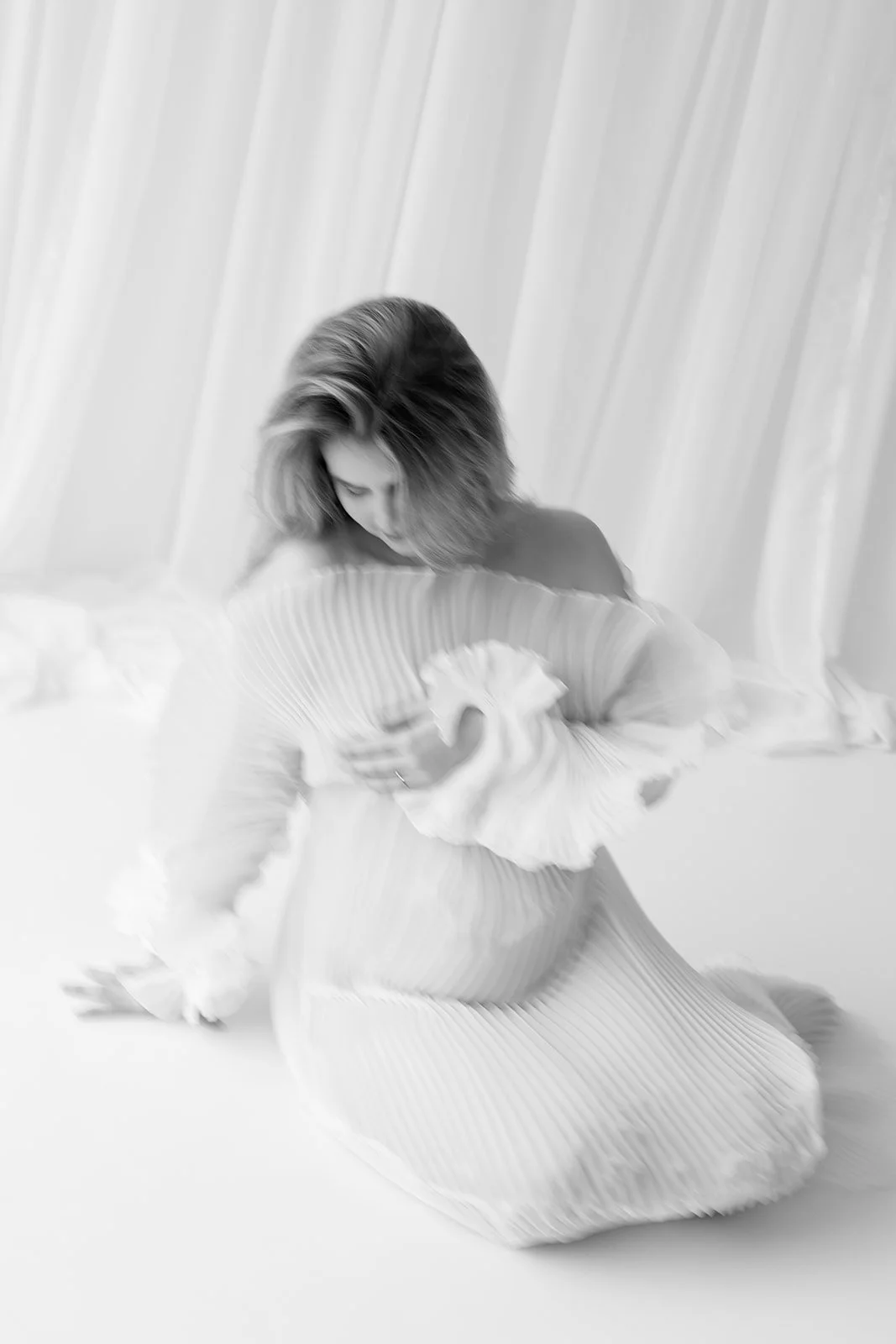 Zwangere mama in zacht daglicht in de studio — stijl Ivory